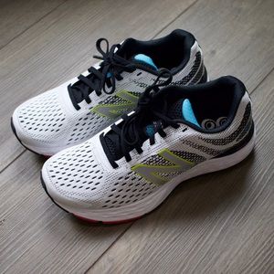 Women’s New Balance 680v.6 Running Shoes
